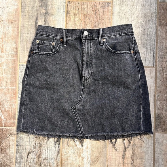 Levi’s distressed High rise Button fly black Charcoal mini Skirt Raw Hem Size 29 - Picture 1 of 6